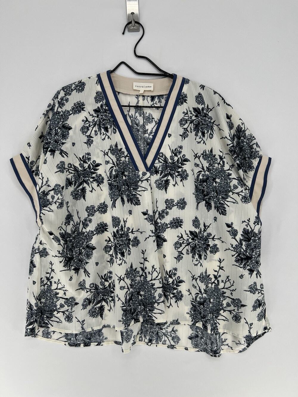 Entro Floral Blouse Womens Medium Ivory Blue V-Neck Short Sleeve Textured Top